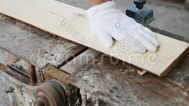木工用电刨在木板上工作